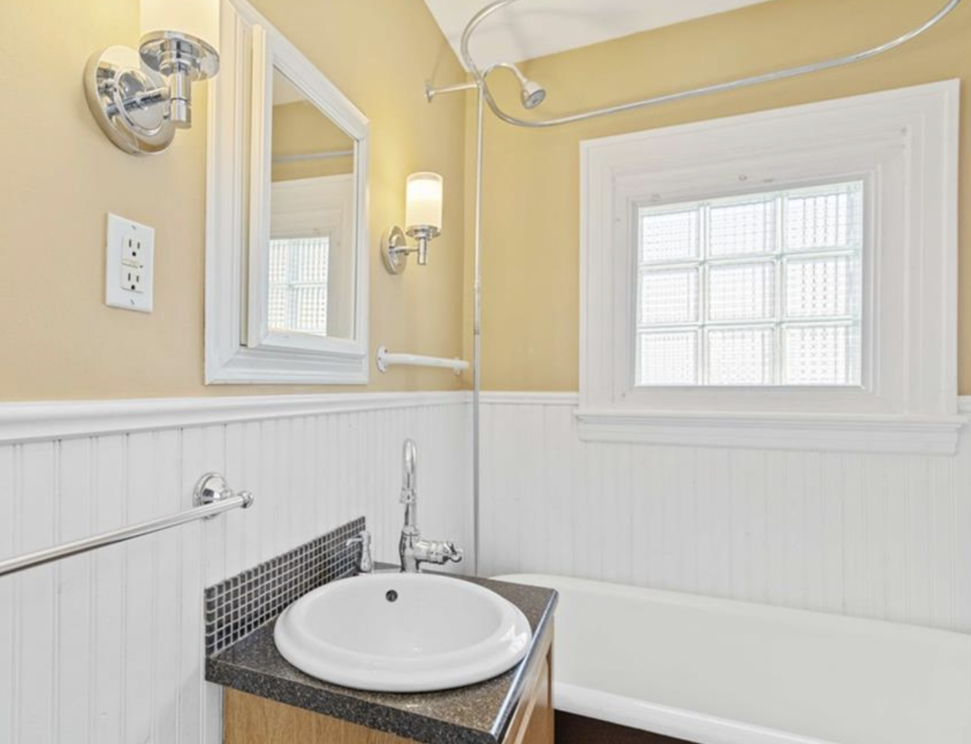 apartment bathroom for rent downtown Fredericton, NB